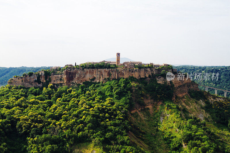 Civita (bagnorego)，意大利:春天被绿色山谷包围